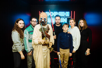 Косплееры и звездные гости посетили премьеру саги 