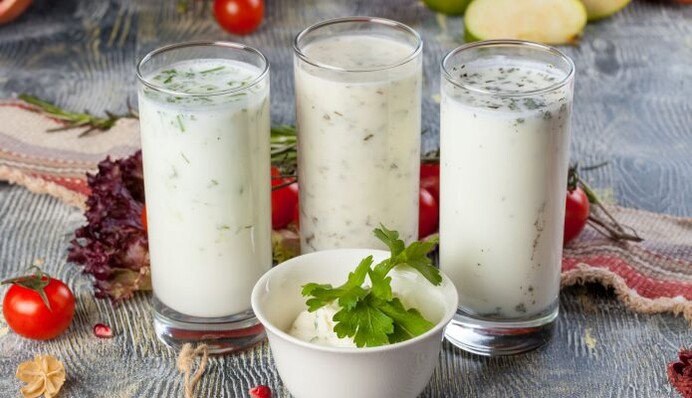 Как приготовить дома прохладный айран и спасти себя на утро после Нового года