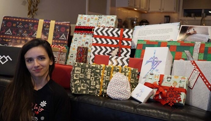 Потерявшая мать американка получила 36 кг подарков от Билла Гейтса: фото