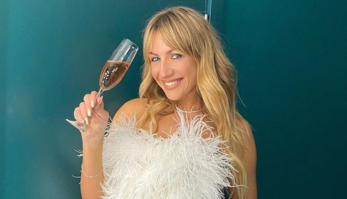 Леся Нікітюк бореться із залишками новорічного столу, і на її фото шанувальники впізнають себе