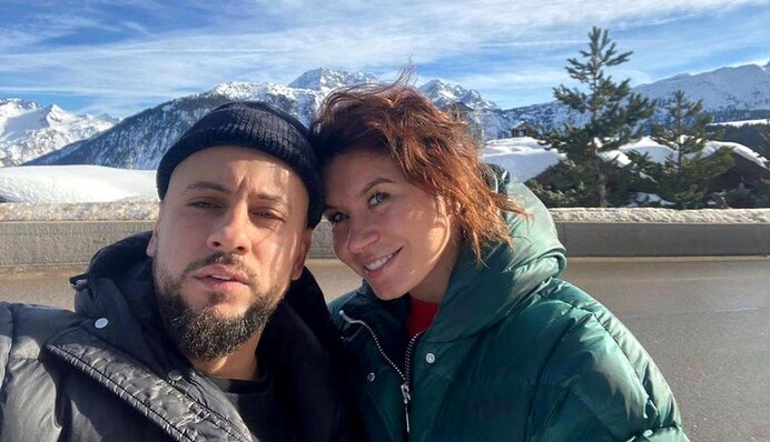 Жена MONATIK’а поделилась милым семейным фото мужа с детьми