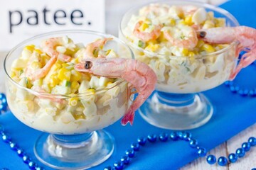 Салат з креветками і кукурудзою: простий рецепт для святкового столу