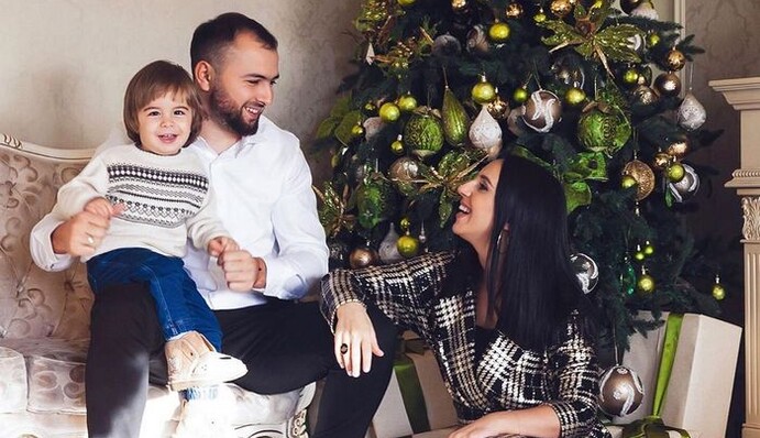 Джамала показала рождественские фото семьи, и маленький сын-стиляга пленил сердца ее фанов