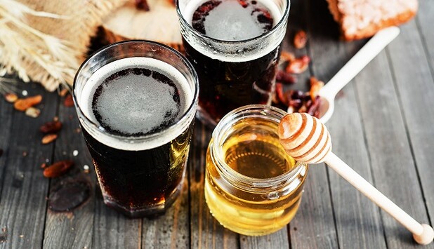 Як зробити вдома міцну і насичену медовуху: покроковий рецепт і поради