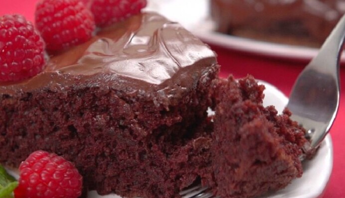 Шоколадний торт з фруктами за годину: простий рецепт на кожен день