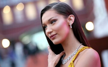 Модель Белла Хадід знялася оголеною для календаря і зробила лютий по-справжньому спекотним