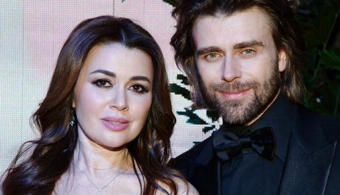 СМИ сообщили о выписке Анастасии Заворотнюк из клиники - что известно