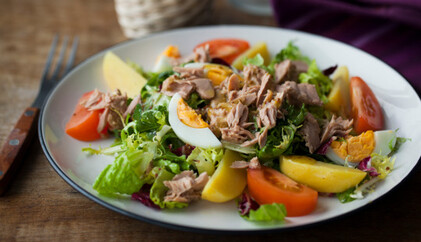 Готуємо дієтичний салат з тунцем і худнемо смачно: покроковий рецепт