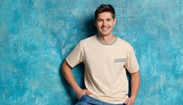 Поздравляйте, мальчик: Владимир Остапчук заинтриговал поклонников фото из больницы