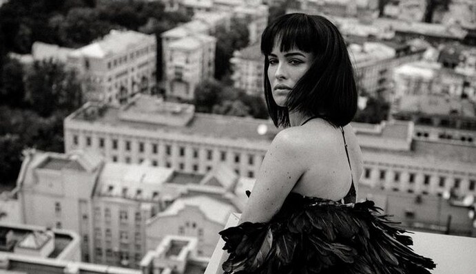 Ефектна Даша Астаф'єва знялася в чорній білизні на даху київської висотки