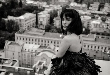 Ефектна Даша Астаф'єва знялася в чорній білизні на даху київської висотки