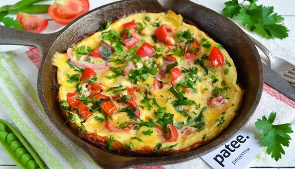 Омлет з шинкою, помідорами і цибулею за 10 хвилин: простий рецепт живильного сніданку