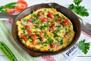 Омлет з шинкою, помідорами і цибулею за 10 хвилин: простий рецепт живильного сніданку