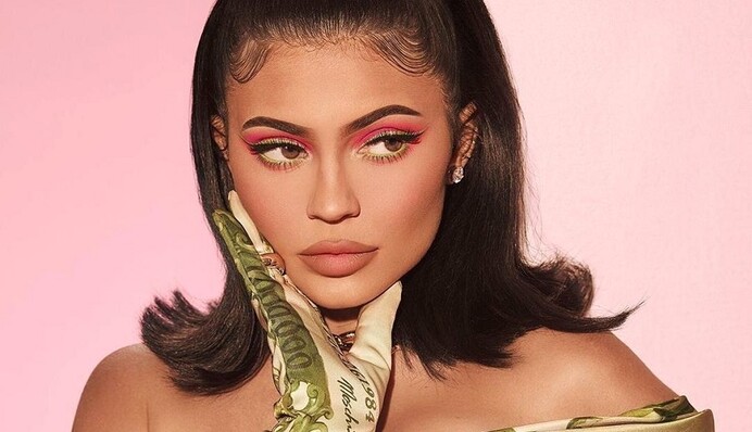 Кайли Дженнер в обтягивающем трико похвасталась пышными формами и рассказала о тренировках