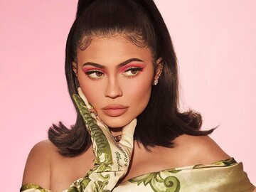 Кайлі Дженнер в обтягуючому трико похвалилася пишними формами і розповіла про тренування