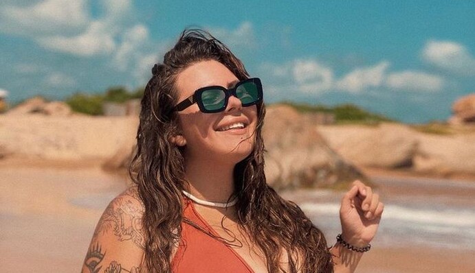 Пишна краса: солістка гурту KAZKA похвалилася фігурою в мокрому купальнику