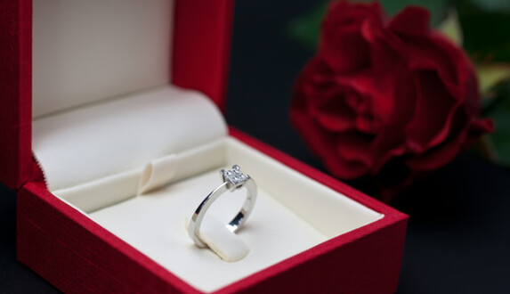 Чим порадувати її на День святого Валентина: 10 приємних подарунків для дівчини