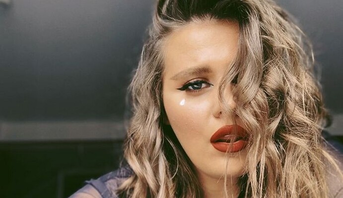 Солістка гурту KAZKA повністю роздяглася заради ідеальної засмаги