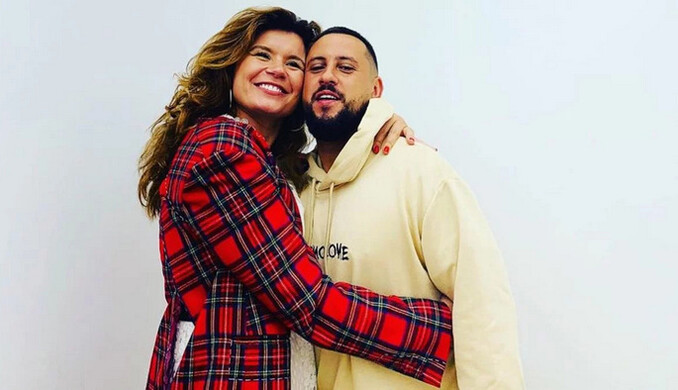 Рождение Венеры: MONATIK сделал необычное фото жены на пляже