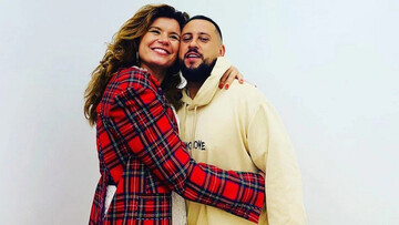 Народження Венери: MONATIK зробив незвичайне фото дружини на пляжі