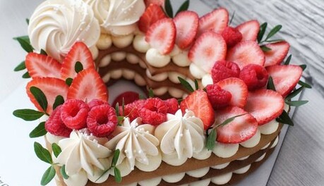 Печемо медовий торт у формі серця і прикрашаємо ягодами: корисний рецепт до Дня закоханих