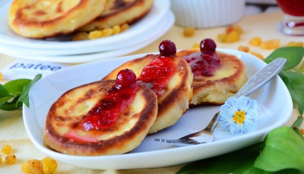 Легкі сирники-пампушки з джемом на сніданок: простий рецепт і поради приготування
