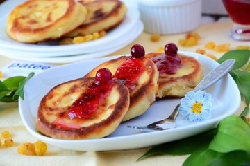 Легкі сирники-пампушки з джемом на сніданок: простий рецепт і поради приготування