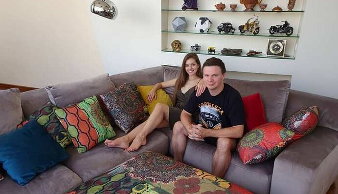 Диван – наш, квартира – не наша: Дмитрий Комаров признался, что у них с женой нет собственного жилья