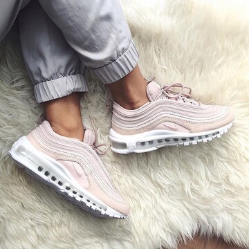 І взимку, і влітку: 12 речей на кожен день, які не виходять з моди