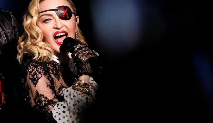 Мадонна похвалилася таємною зброєю у гламурному аксесуарі - клинок у співачки завжди під рукою
