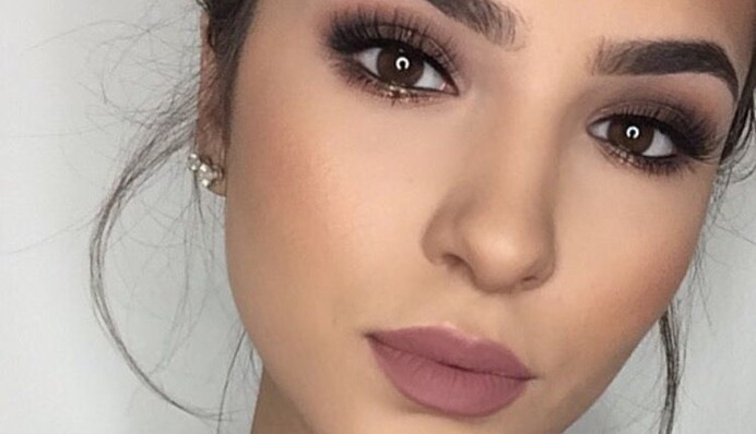 Монохромний манікюр і макіяж - що це і як виглядає тренд 2020 року