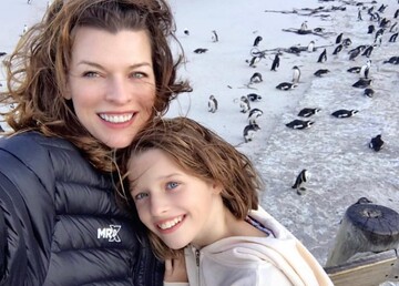 Зовсім як мама: Мілла Йовович розповіла про модельну кар'єру 12-річної дочки