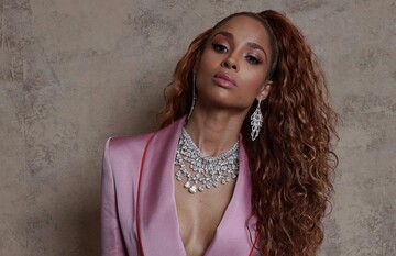 Співачка Сіара оголосила про третю вагітність, показавши значних розмірів живіт: фото