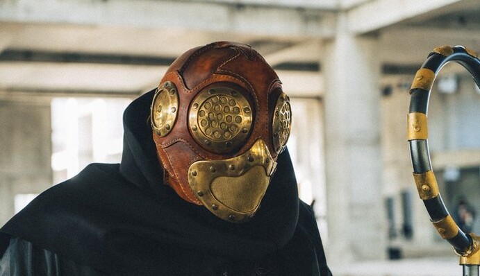 Британський співак зняв видовищний кліп в Києві і показав маски українського дизайнера: відео