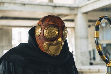 Британський співак зняв видовищний кліп в Києві і показав маски українського дизайнера: відео