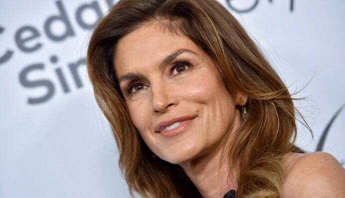 Красива в любом возрасте: 53-летняя Синди Кроуфорд показала стройные ноги на обложке модного глянца