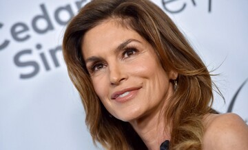 Красива в будь-якому віці: 53-річна Сінді Кроуфорд показала стрункі ноги на обкладинці модного глянцю