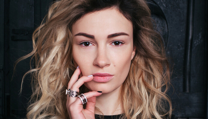 Говорят, полиция Парижа выгнала певицу Анастасию Приходько из Лувра - что произошло на самом деле