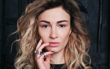 Кажуть, поліція Парижа вигнала співачку Анастасію Приходько з Лувра - що відбулося насправді