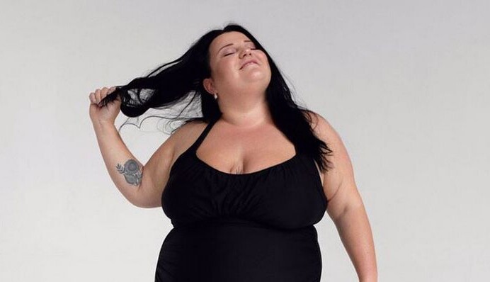 alyona alyona показала, як треба стрибати в басейн 