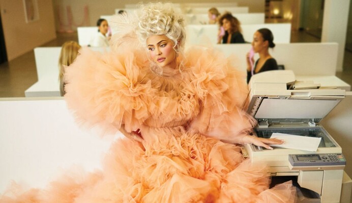 Кайли Дженнер с маленькой дочерью снялась для модного глянца в образе Марии Антуанетты: фото