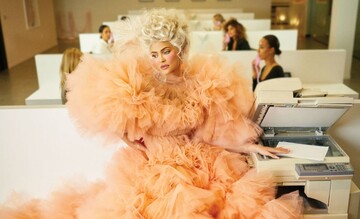 Кайлі Дженнер з маленькою дочкою знялася для модного глянцю в образі Марії Антуанетти: фото