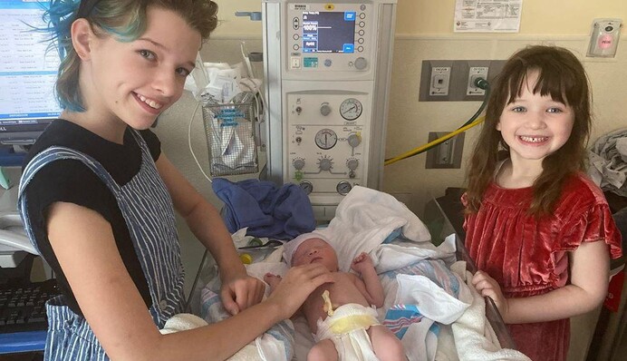 Дети Миллы Йовович ни на секунду не отходят от новорожденной сестры - милоте этих фото нет предела