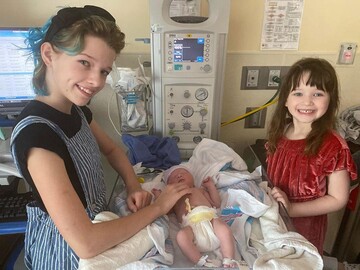 Діти Мілли Йовович ні на мить не відходять від новонародженої сестри - милоті цих фото немає меж