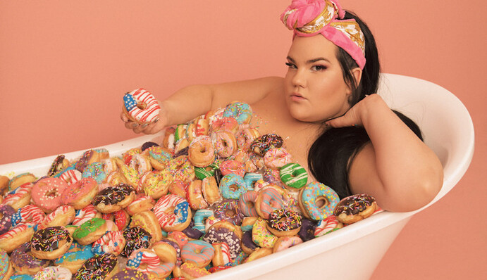 Победительница Евровидения выпустила ироничный клип - он об абсурде современной культуры еды