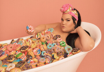 Переможниця Євробачення випустила іронічний кліп - він про абсурд сучасної культури їжі