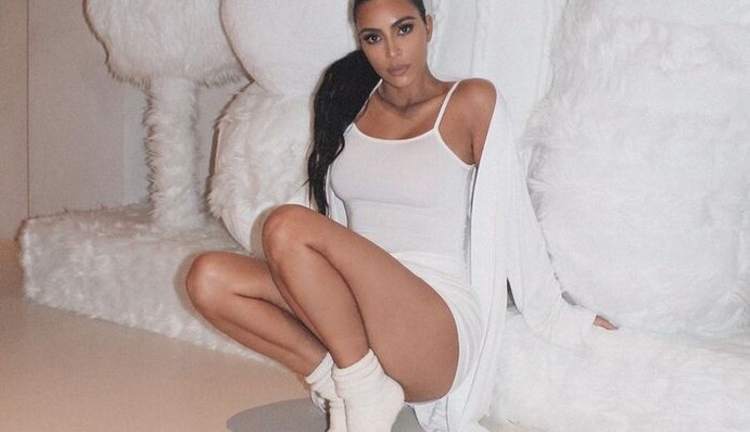 Белые стены и пустые коридоры: Ким Кардашьян показала необычный интерьер своего особняка