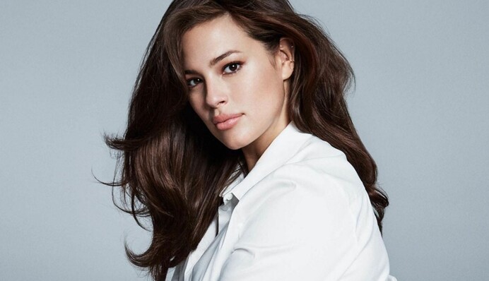 Модель Ешлі Грем показала чесне фото своєї фігури після пологів