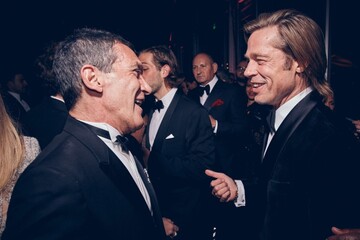 Відверте вбрання, танці і обійми: як зірки веселилися після 