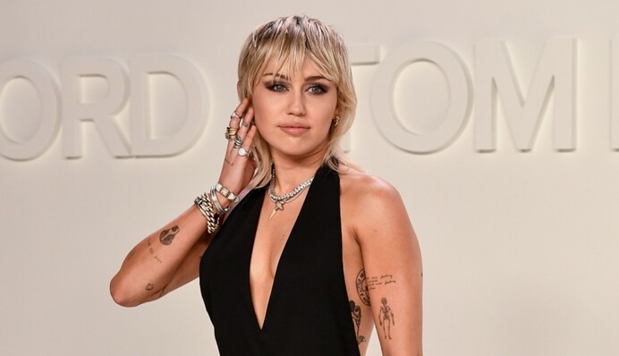 Майлі Сайрус вийшла на подіум з супермоделями Джіджі і Белою Хадід: фото